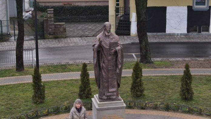 svecanost-u-krusevcu:-otkriven-spomenik-svetom-savi-na-istoimenom-gradskom-trgu-(foto)