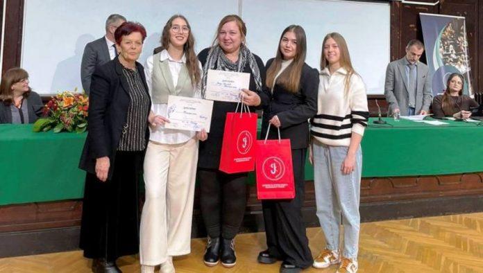 paracinske-lingvistkinje-najbolje-u-srbiji:-ponovo-pobedile-na-republickom-takmicenju-(foto)