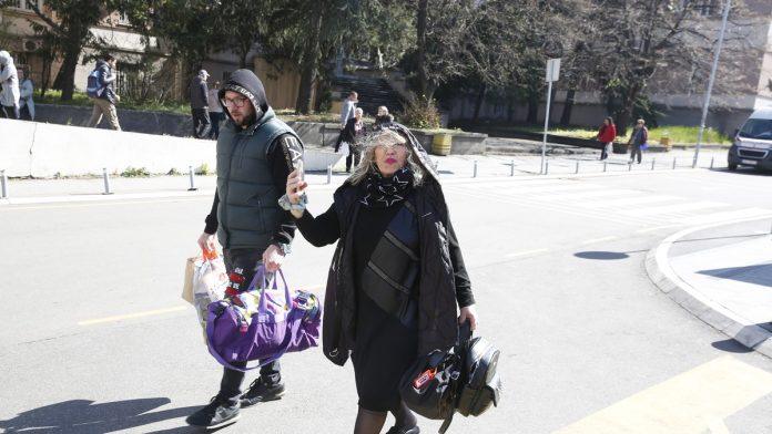 nasa-pevacica-(72)-kopala-po-kontejneru,-pa-nasla-sliku-vrednu-15.000-evra:-“nije-me-sramota,-to-svi-rade”