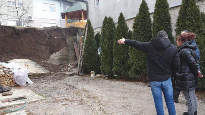 zid-izmedu-dve-kuce-pao-dok-su-ljudi-bili-na-njemu!-drama-u-priboju:-za-dlaku-izbegnuta-tragedija,-nadlezne-ekipe-hitno-izasle-na-teren!-(foto)