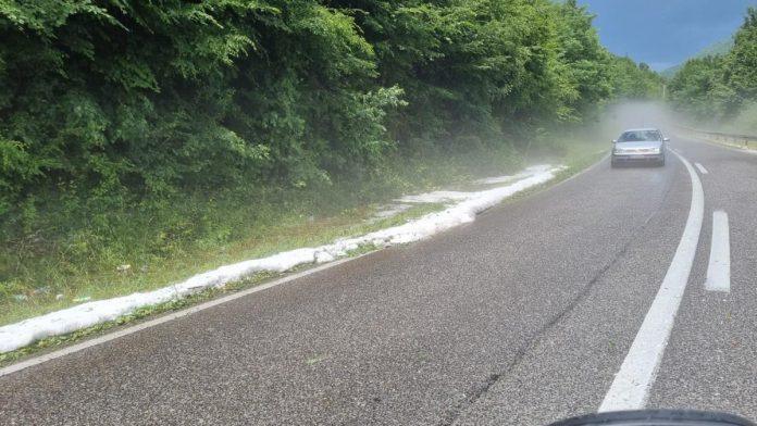 ogromni-komadi-stene-otpadaju-na-ovom-delu-puta-vozaci,-oprez!-saobracaj-se-odvija-veoma-sporo-(foto)