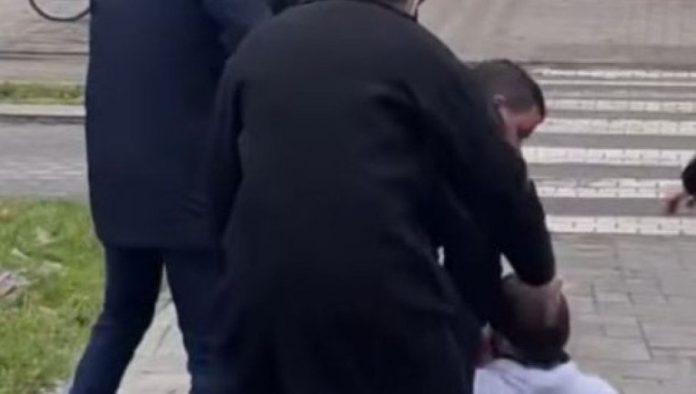 blokaderi-u-kuli-brutalno-pretukli-gradane-koji-se-bore-protiv-nasilja-nad-zenama