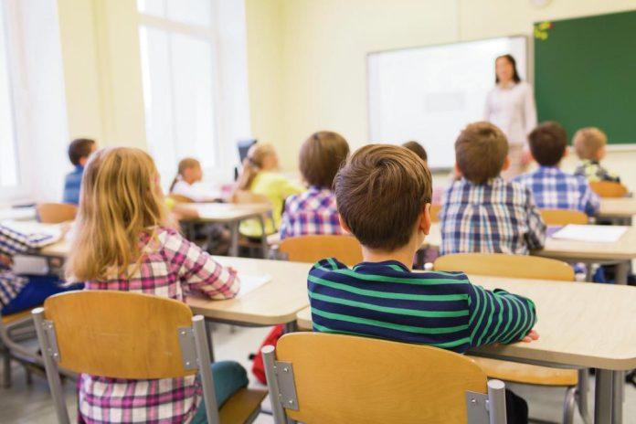 nastavnica-iz-sapca-na-tabli-krupnim-slovima-napisala-“kita”:-kada-je-deci-objasnila-o-cemu-se-radi-tek-tad-usledio-sok!