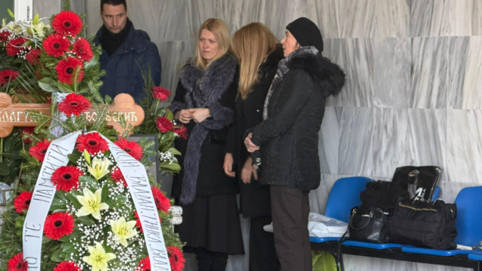 trudna-unuka-beti-dordevic-nema-od-bola-potresne-scene-na-sahrani:-kristina-prima-saucesce-i-place-u-kapeli-(oto)
