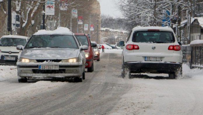 amss-upozorava,-vozaci-oprez:-otezani-uslovi-voznje-zbog-sneznih-padavina-i-poledice