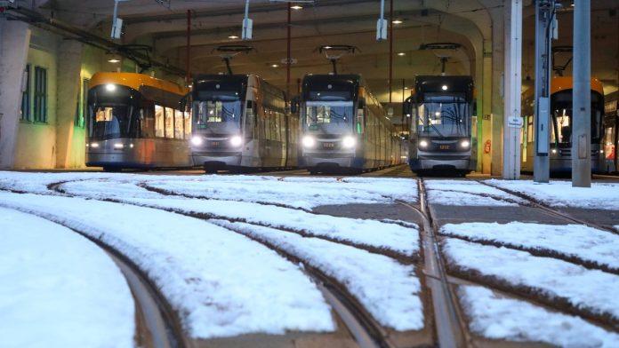 gradski-prevoz-stao-u-vecini-nemackih-gradova,-putnici-traze-spas-na-velikoj-hladnoci