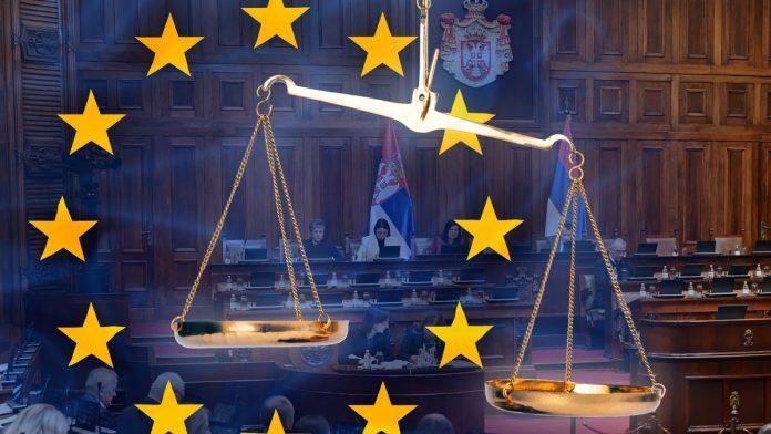 jedni-protestuju-drugi-najavljuju-dijalog-sa-eu-pravosudni-zakoni-stupaju-na-snagu,-ali-prica-jos-nije-zavrsena:-venecijanska-komisija-daje-poslednju-rec?