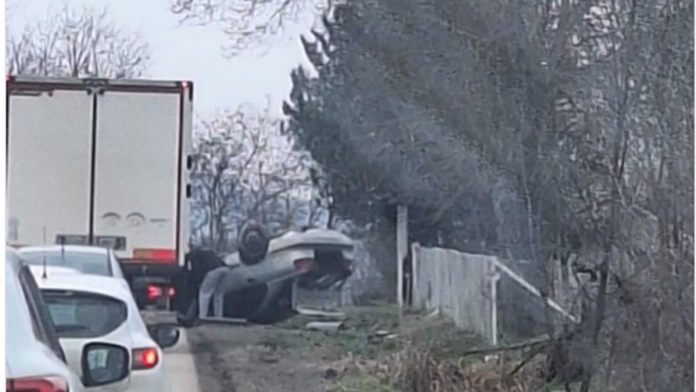 (foto)-automobil-potpuno-smrskan,-zavrsio-na-krovu-teska-saobracajna-nesreca-na-putu-cacak-kraljevo:-strahuje-se-da-ima-povredenih