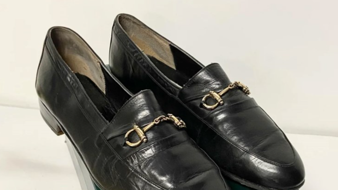 kanadanin-slucajno-otkrio-retke-guci-mokasine-iz-1966.-godine:-kada-ih-je-bolje-osmotrio,-video-je-da-kriju-misterioznu-pricu
