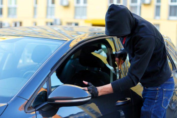 lopovi-na-domisljat-nacin-“pikiraju”-vas-automobil,-a-onda-ga-ukradu-pomocu-necega-sto-svako-ima-u-kuhinji!-evo-kako-se-zastititi-i-na-sta-obratiti-paznju!