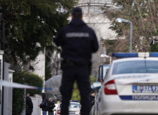 Ухапшен осумњичени да је бацио бомбу на кућу Здравка Чолића, трага се за још једном особом Ухапшен-осумњичени-да-је-бацио-бомбу-на-кућу-Здравка-Чолића,-трага-се-за-још-једном-особом