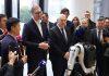 “LUKA IMA ČVRST STISAK RUKE”: Vučić se pozdravio sa robotom – predsednikov komenatar nasmejao sve prisutne (VIDEO) “luka-ima-cvrst-stisak-ruke”:-vucic-se-pozdravio-sa-robotom-–-predsednikov-komenatar-nasmejao-sve-prisutne-(video)