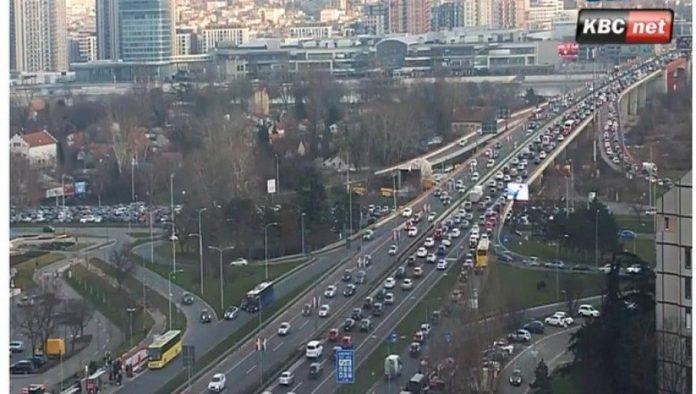 beogradani,-naoruzajte-se-strpljenjem:-popodnevni-spic-napravio-haos-u-prestonici-–-kolone-u-nemanjinoj,-vukov-spomenik-krcat-(foto)