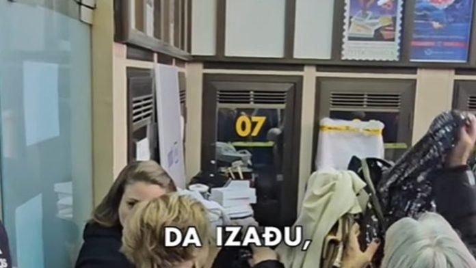 stampedo-u-posti!-pancevci-se-gurali-da-kupe-izgubljene-posiljke,-cene-od-50-dinara:-u-ponudi-sve-od-majci-do-konjskog-sampona-(video)