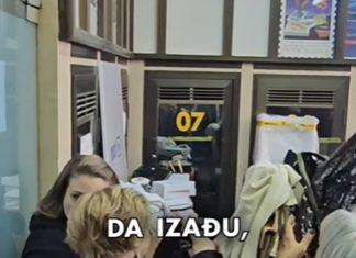 Stampedo u Pošti! Pančevci se gurali da kupe izgubljene pošiljke, cene od 50 dinara (VIDEO) stampedo-u-posti!-pancevci-se-gurali-da-kupe-izgubljene-posiljke,-cene-od-50-dinara-(video)