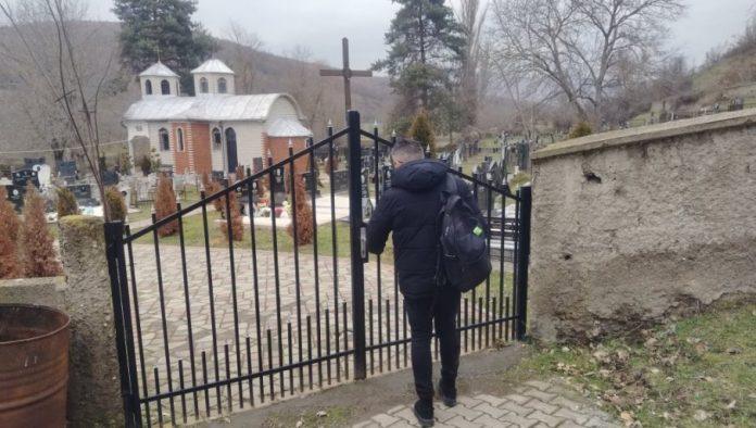 boga-se-ne-boje,-vlast-ih-stiti,-a-mi-tiho-trpimo:-reporteri-“novosti”-u-gojbulji-kod-vucitrna,-gde-su-albanci-pustili-krave-u-srpsko-groblje