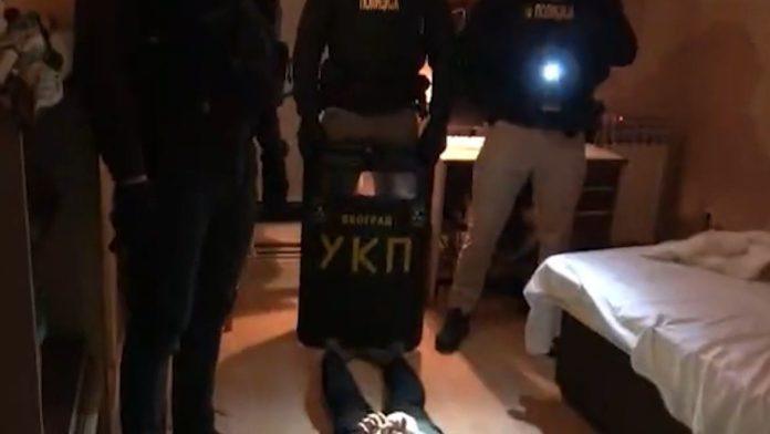 (video)-ukp-usred-noci-upao-u-kucu-i-stavili-mu-lisice-uhapsen-mladic-(24)-osumnjicen-da-je-zapalio-auto-u-zemunu:-imao-i-saucesnika