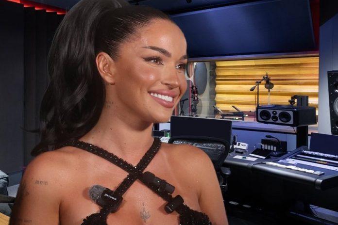 procurio-snimak-iz-studija!-izvajana-zadnjica-i-bujne-grudi-teodore-u-prvom-planu,-a-tek-da-cujete-kako-peva!