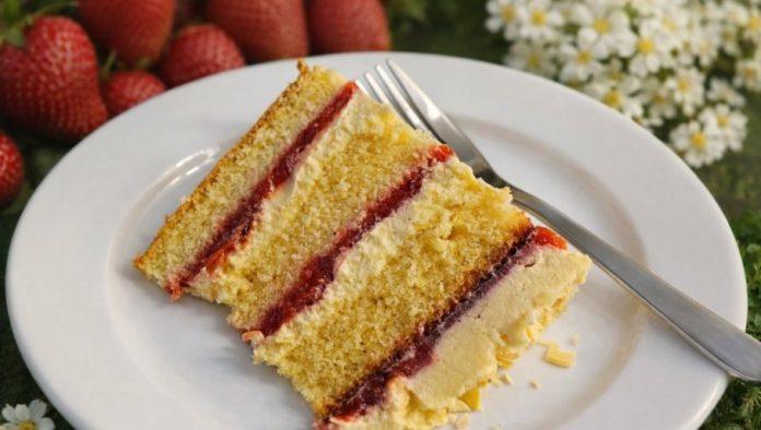 torta-od-limuna-i-jagoda:-savrsen-balans-kiselkastih-i-slatkih-ukusa