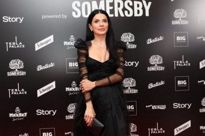 ne-biste-verovali-koliko-nasa-najlepsa-voditeljka-ima-godina:-pokazala-stomak-posle-dvoje-dece,-a-fanovima-zastao-dah!