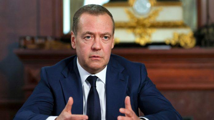 medvedev:-eu-je-sama-sebe-uhvatila-u-zamku,-uradice-sta-joj-vasington-kaze