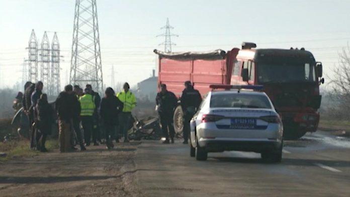 auto-potpuno-smrskan,-vatrogasci-sekli-kola-da-izvuku-dete-(9)!-jezive-scene-na-ibarskoj-kod-vreoca:-dvoje-ljudi-stradalo,-zena-i-malisan-hitno-prevezeni-u-urgentni