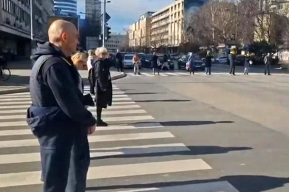 sraman-prizor-iz-novog-sada:-evo-kako-11-blokadera-maltretira-grad-od-400.000-stanovnika-(video) sraman-prizor-iz-novog-sada:-evo-kako-11-blokadera-maltretira-grad-od-400.000-stanovnika-(video)