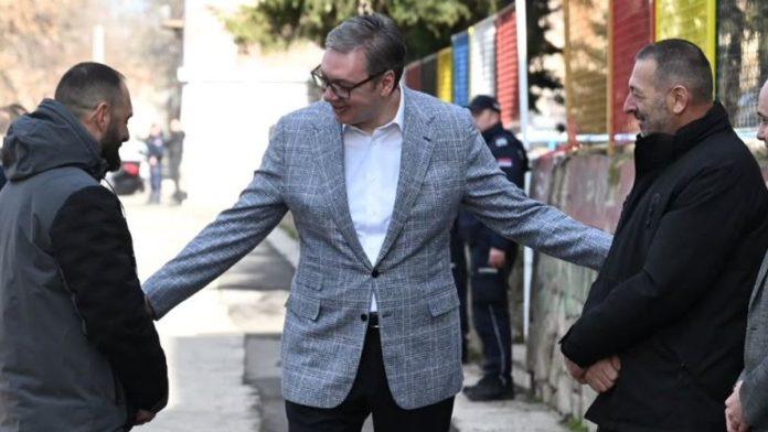 vucic-sa-roditeljima-troje-mladih-ubijenih-u-duboni-i-malom-orasju:-“koliko-sam-mogao,-bio-sam-uz-njih”