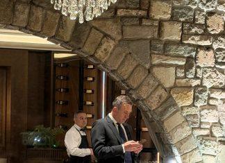 GALA ROĐENDAN ŽIKE JAKŠIĆA Kristalni lusteri i beli stolovi, on u elegantnom odelu poručio jedno: “Želim samo zdravlje, za ostalo ćemo lako” (Video) gala-rodendan-zike-jaksica-kristalni-lusteri-i-beli-stolovi,-on-u-elegantnom-odelu-porucio-jedno:-“zelim-samo-zdravlje,-za-ostalo-cemo-lako”-(video)