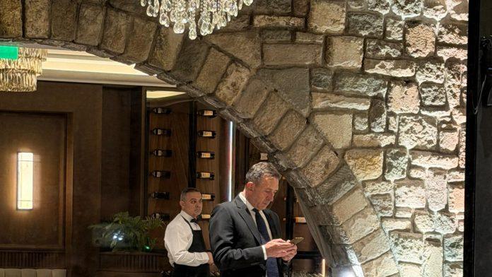 gala-rodendan-zike-jaksica-kristalni-lusteri-i-beli-stolovi,-on-u-elegantnom-odelu-porucio-jedno:-“zelim-samo-zdravlje,-za-ostalo-cemo-lako”-(video)