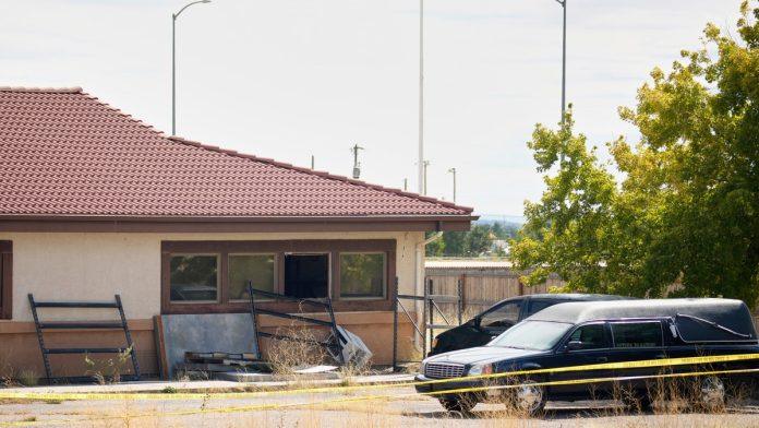 komsije-se-zalile-na-uzasan-smrad,-policija-upala-u-pogrebno-preduzece-i-zatekla-horor:-vlasnici-cuvali-skoro-200-tela,-porodicama-davali-njihov-lazni-pepeo-(foto)