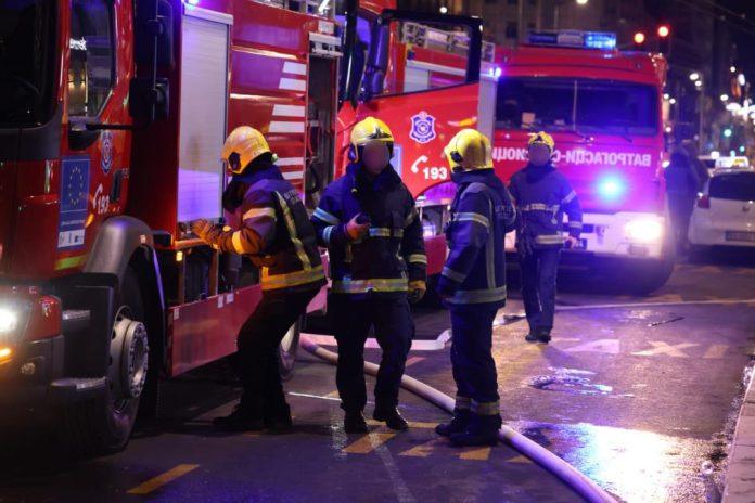 drama-na-novom-beogradu,-izbio-pozar-tri-vatrogasna-vozila-na-licu-mesta