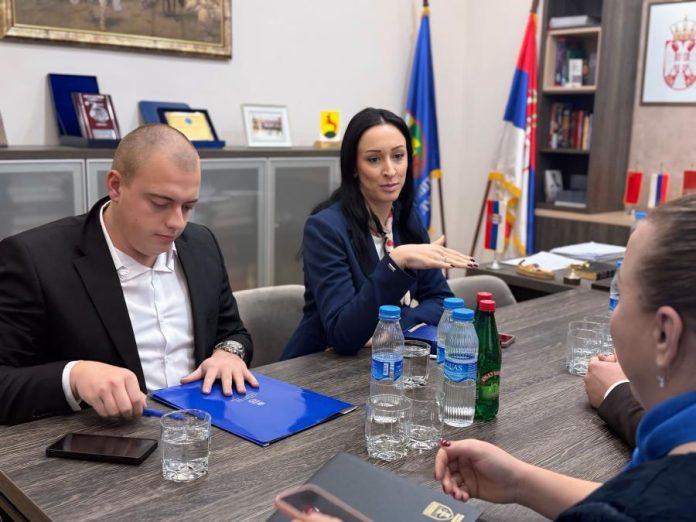 zaric-kovacevic-u-dvodnevnoj-poseti-moravickom-okrugu:-najavila-javni-poziv-za-podrsku-projektima-koji-podsticu-radanje-i-unapreduju-uslove-za-odrastanje-dece