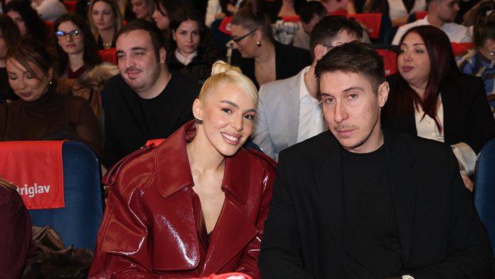 bivsa-zena-vladana-savica-sa-novim-partnerom-i-cerkom-dosla-na-koncert-izljubila-bivsu-svekrvu-i-svekra,-pa-porucila:-“mi-imamo-cilj-da-anda-bude-srecna”-(video)