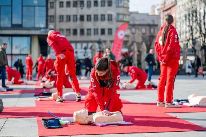 obelezeno-150-godina-od-osnivanja-crvenog-krsta-srbije:-povodom-jubileja-organizovan-javni-cas-na-trgu-republike
