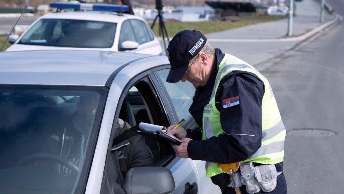 “vozite-zatvorenih-ociju-28-metara”-stiglo-hitno-upozorenje-za-sve-koji-u-kolima-koriste-ove-dve-stvari:-rizik-od-nesrece-skace-za-cak-cetiri-puta