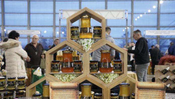 “podsticaj-po-kosnici-1000-dinara,-a-za-organsku-proizvodnju-1.400,-pcelari-dobijaju-pristup-kreditima!”-izabrana-3-najbolja-meda-na-sajmu