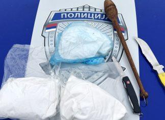 POLICIJA ZAUSTAVILA AUTOMOBIL, PA PRONAŠLA DROGU I ORUŽJE Uhapšena dva muškarca na Novom Beogradu: Odmah im određen pritvor (FOTO) policija-zaustavila-automobil,-pa-pronasla-drogu-i-oruzje-uhapsena-dva-muskarca-na-novom-beogradu:-odmah-im-odreden-pritvor-(foto)