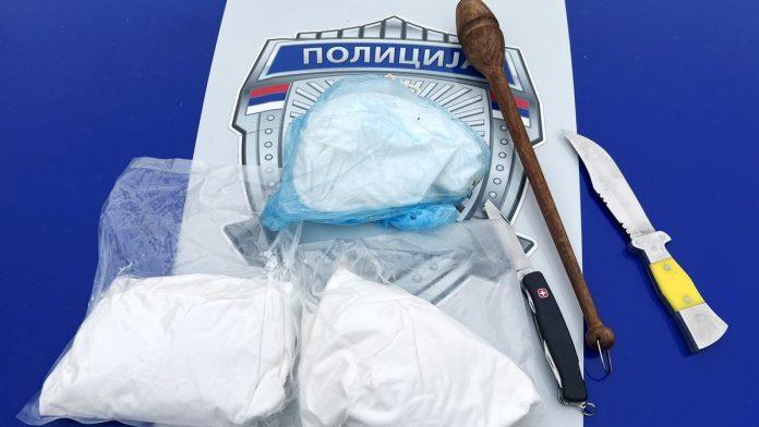 policija-zaustavila-automobil,-pa-pronasla-drogu-i-oruzje-uhapsena-dva-muskarca-na-novom-beogradu:-odmah-im-odreden-pritvor-(foto)