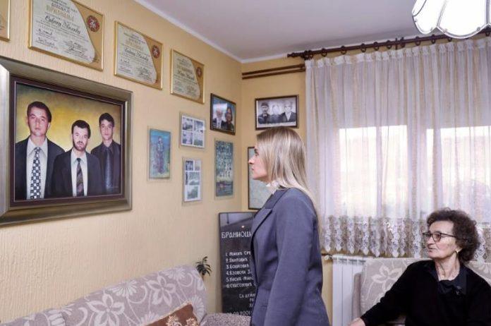 ministarka-stamenkovski-posetila-nadu-milic-koja-je-izgubila-trojicu-sinova-blizanci-stradali-1999.-na-kim,-treci-umro-od-tuge:-krocivsi-u-kucu-majke-heroja…