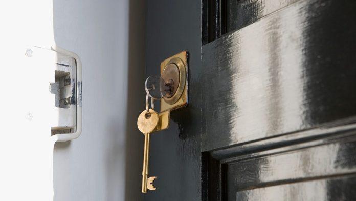 ovo-su-najgora-mesta-na-kojima-mozete-ostaviti-rezervni-kljuc-–-postoje-mnogo-bolje-opcije