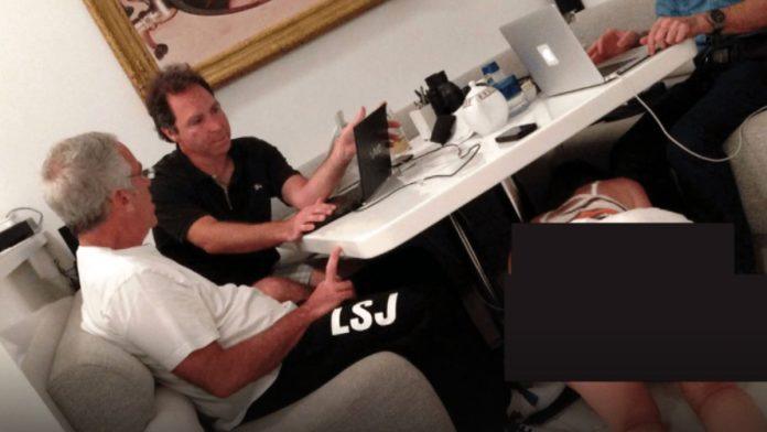 nova-uznemirujuca-fotografija-dzefrija-epstajna-devojka-ispod-stola-kleci,-na-zidu-slika-bebe-budi-posebnu-jezu-(foto)