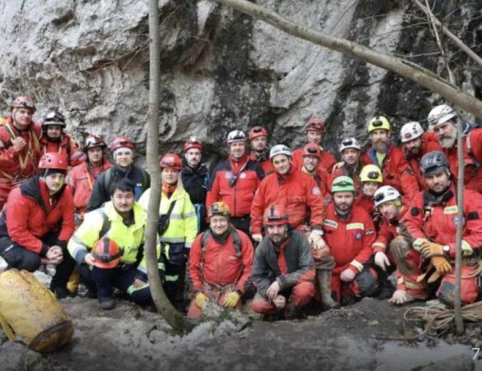 gorska-sluzba-spasavanja-u-boru:-uspesna-simulacija-spasavanja-u-ponorskoj-jami-devojacke-pecine-(foto)