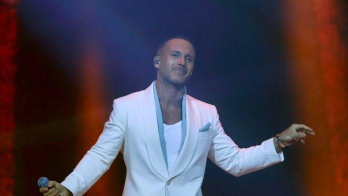 eminu-jahovic-je-precrtao-sasa-kovacevic-tvrdi-da-koleginica-nikad-nije-bila-tu-za-njega,-a-na-koncertu-porucio:-“imam-samo-pet-prijatelja-na-estradi”-(video)