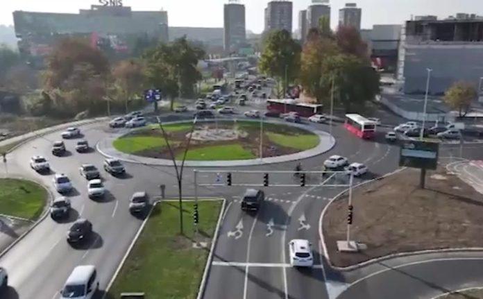 kako-se-pravilno-vozi-u-kruznom-toku?-ovo-buni-mnoge-vozace:-evo-ko-zapravo-ima-prednost