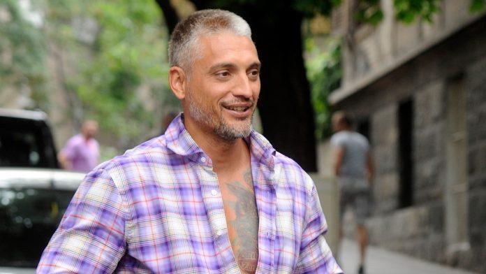 cedomir-jovanovic-pokazao-resenje-suda-evo-da-li-ostaje-da-zivi-u-stanu-na-novom-beogradu-gde-su-dolazili-izvrsitelji