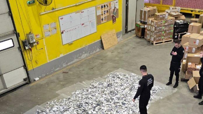 carinici-usli-su-u-magacin-u-beogradu,-a-tamo-umesto-prijavljenih-bocica,-milion-tableta!-sada-otkriveno-u-koju-zemlju-je-kurirska-sluzba-trebalo-da-ih-dostavi