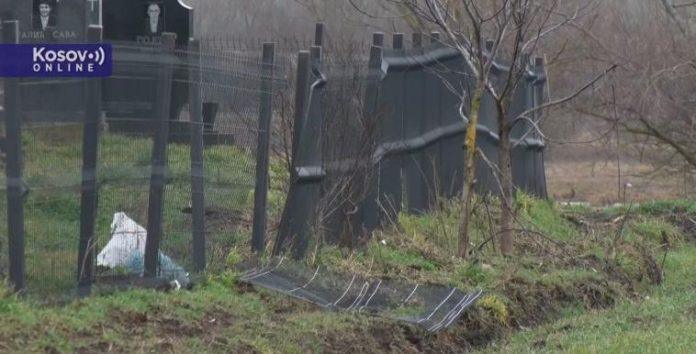 srbinu-ni-mrtvom-ne-daju-mira,-neljudi-odneli-srpsku-zastavu-i-razbacali-cvece:-oskrnavljen-grob-ivice-talica-u-skulanevu-kod-lipljana-(foto/video)