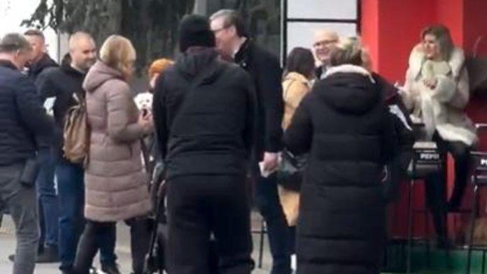 snimali-vucica-u-novom-sadu,-pa-okacili-na-drustvene-mreze-evo-sta-se-desavalo-ispred-kioska-brze-hrane-(video)