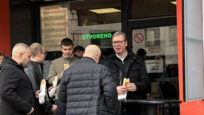 vucic-u-novom-sadu:-jutarnji-“indeks”-sendvic-sa-milosem-i-njegovim-sinovima,-sad-zajedno-medu-krajisnike-na-sajam-(video/foto)